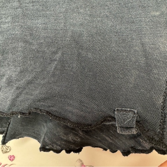 We the free 💎 distressed tshirt navy blue hem distressed and pin sleeves cute - Picture 4 of 8